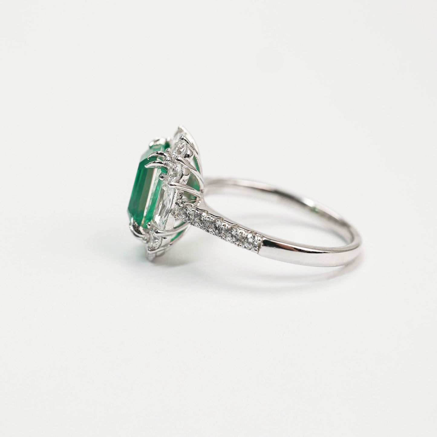 Promotional design Micro-setting Classic emerald color Lab created stones 8 prong ring, sterling silver