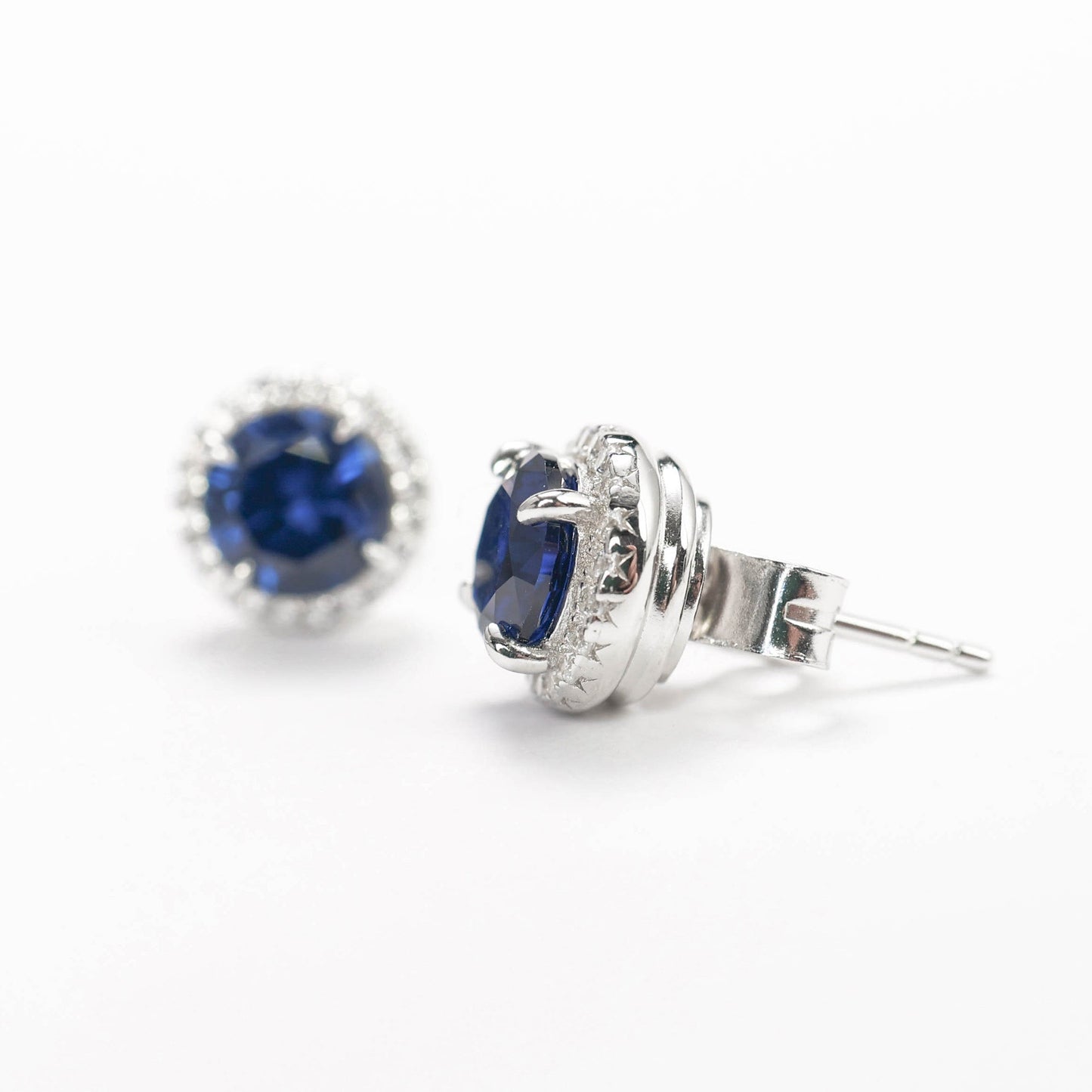 Micro-setting Sapphire color round shape ear studs, sterling silver. (2 carat)