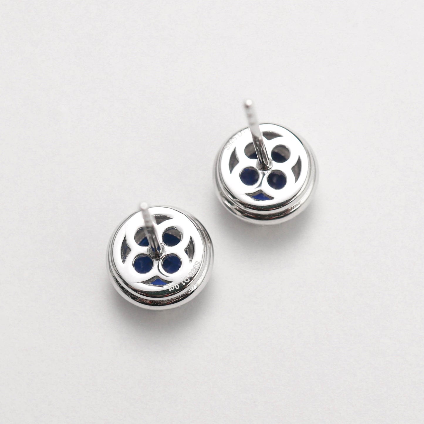 Micro-setting Sapphire color round shape ear studs, sterling silver. (2 carat)