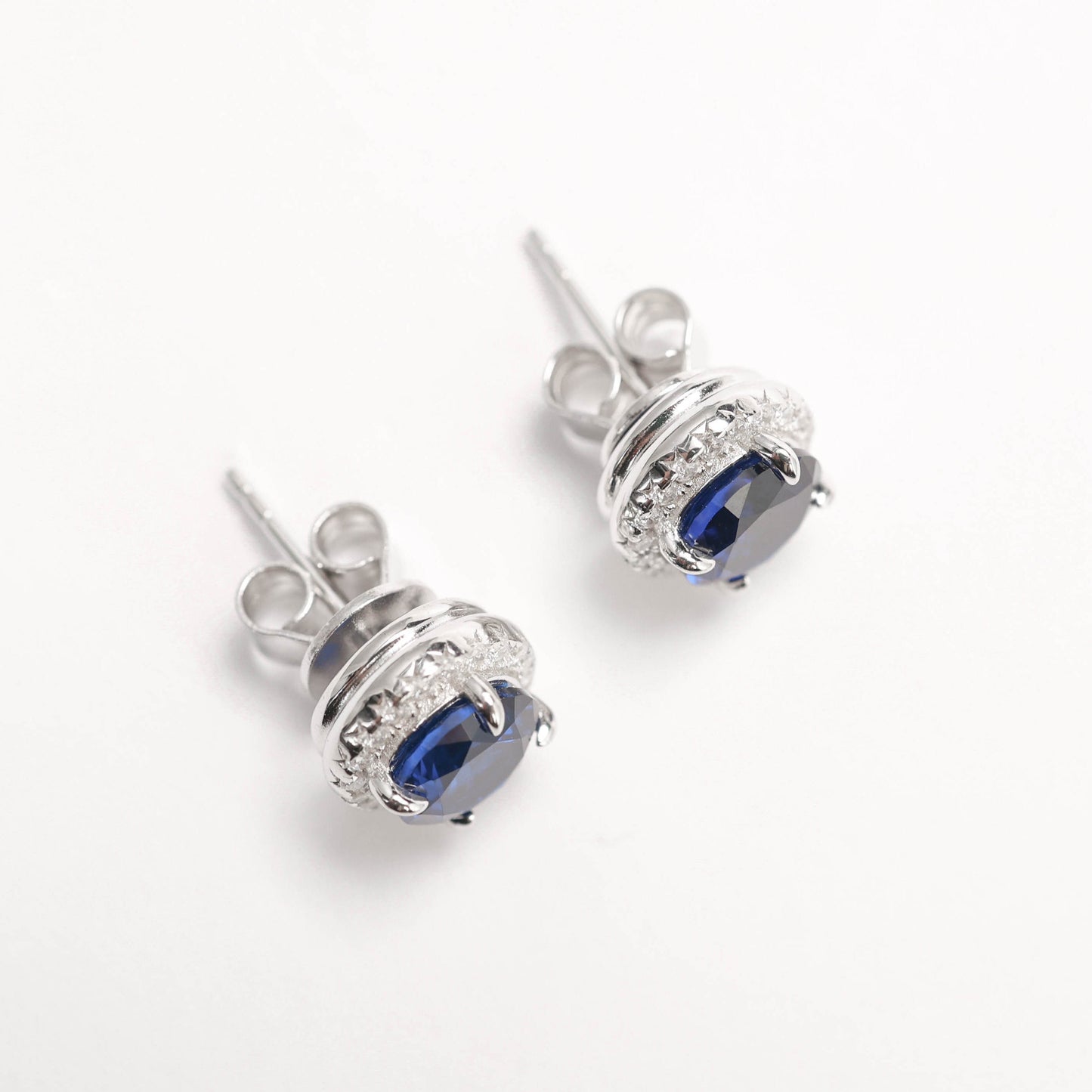 Micro-setting Sapphire color round shape ear studs, sterling silver. (2 carat)