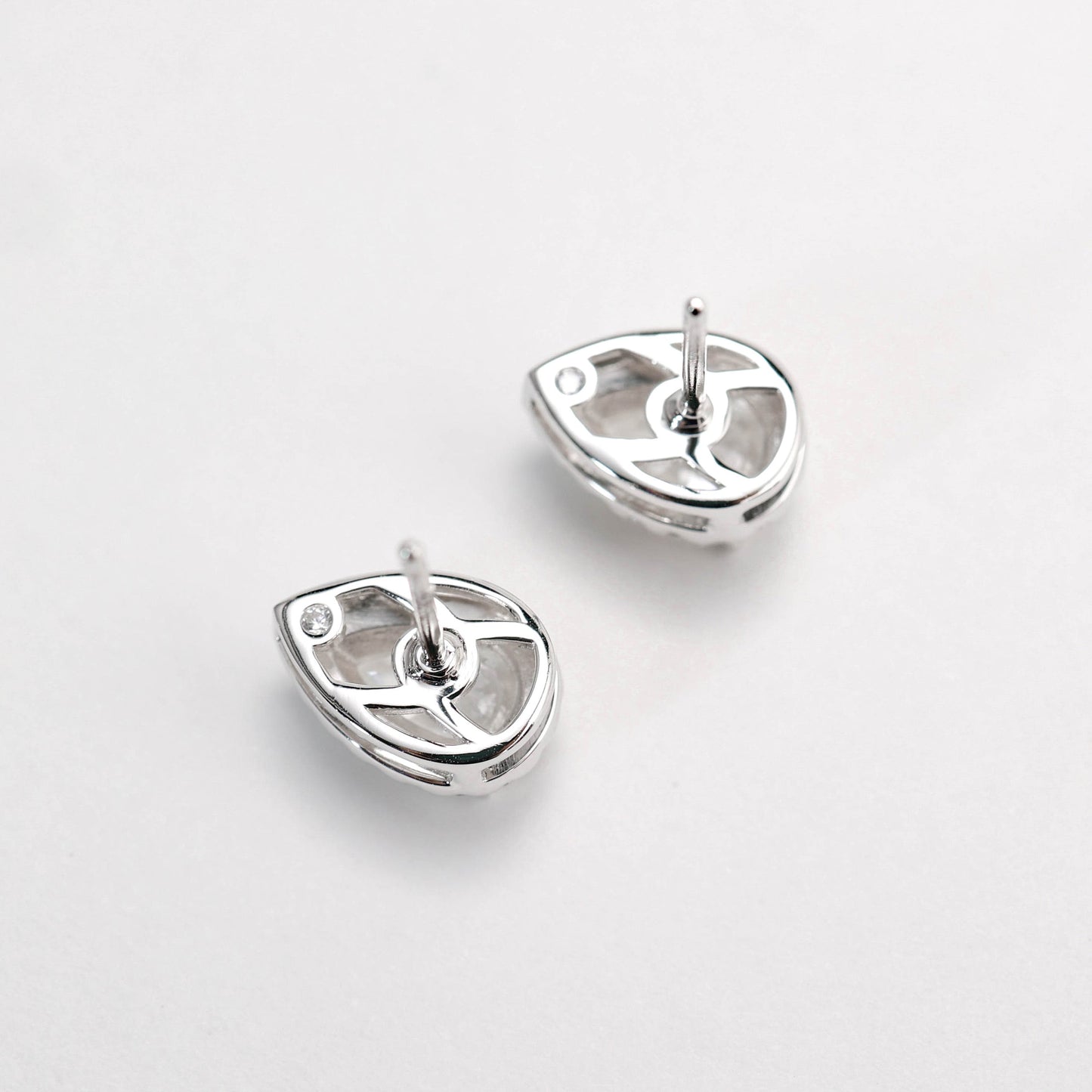 Micro-setting waterdrop shape 3 prong earrings, sterling silver